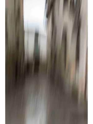 Fotografía artística Callejuela II de Fernando Gómez, calle urbana con luz y color abstractos