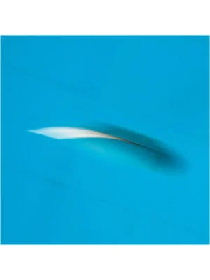 Fotografía artística Ligereza - pluma flotando sobre agua azul en movimiento - obra abstracta contemporánea de Fernando Gómez